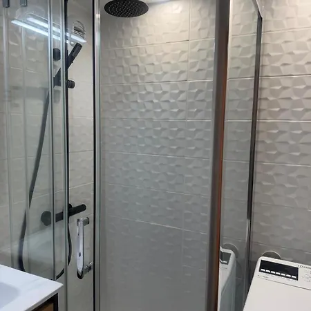 Joli T2 Proche Du Centre, En Rez-de-chaussee Pour 4 A 5 Personnes, Terrasse, Wi-fi, Parking Lejlighed